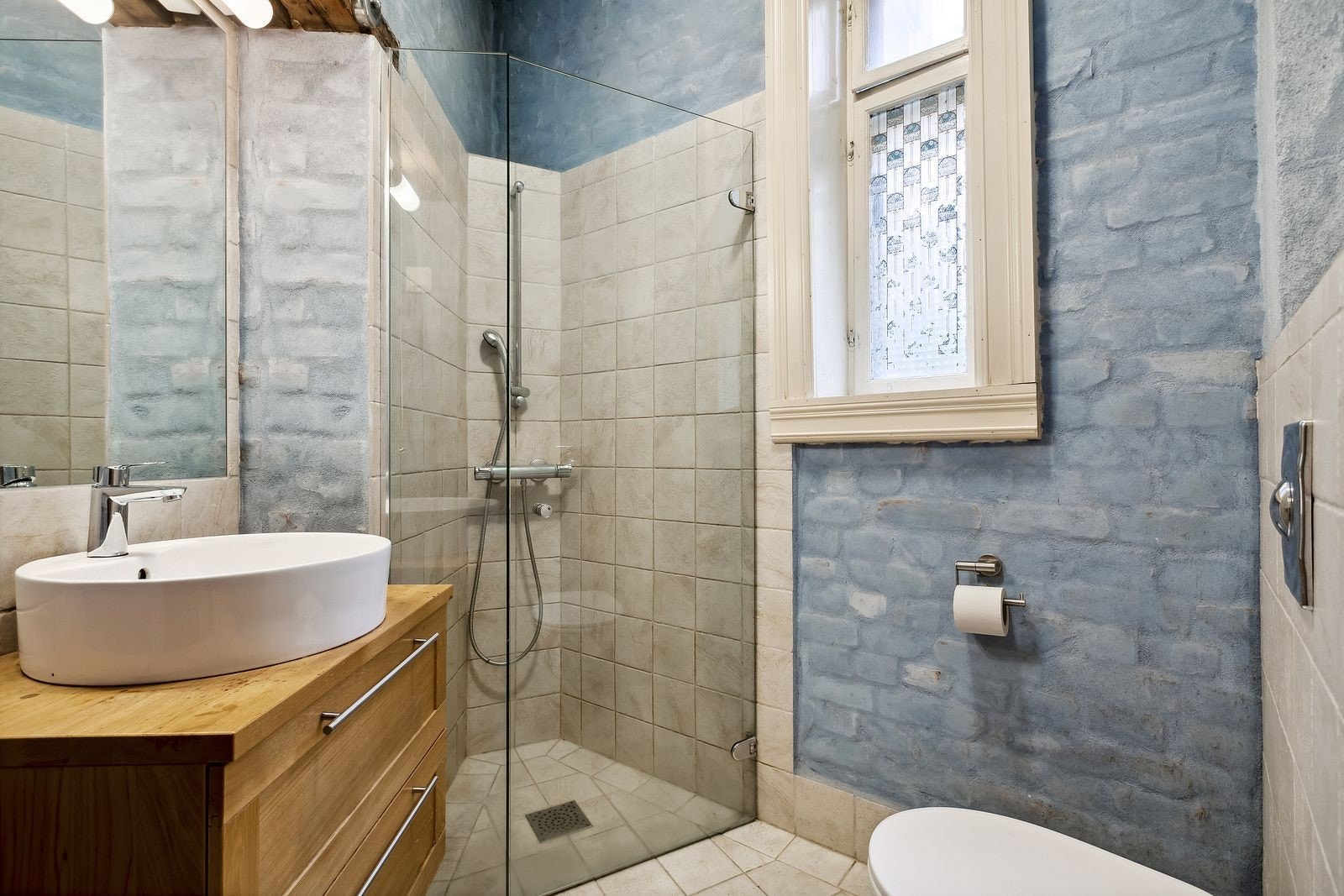 Delvis flislagt baderom Galleribilde