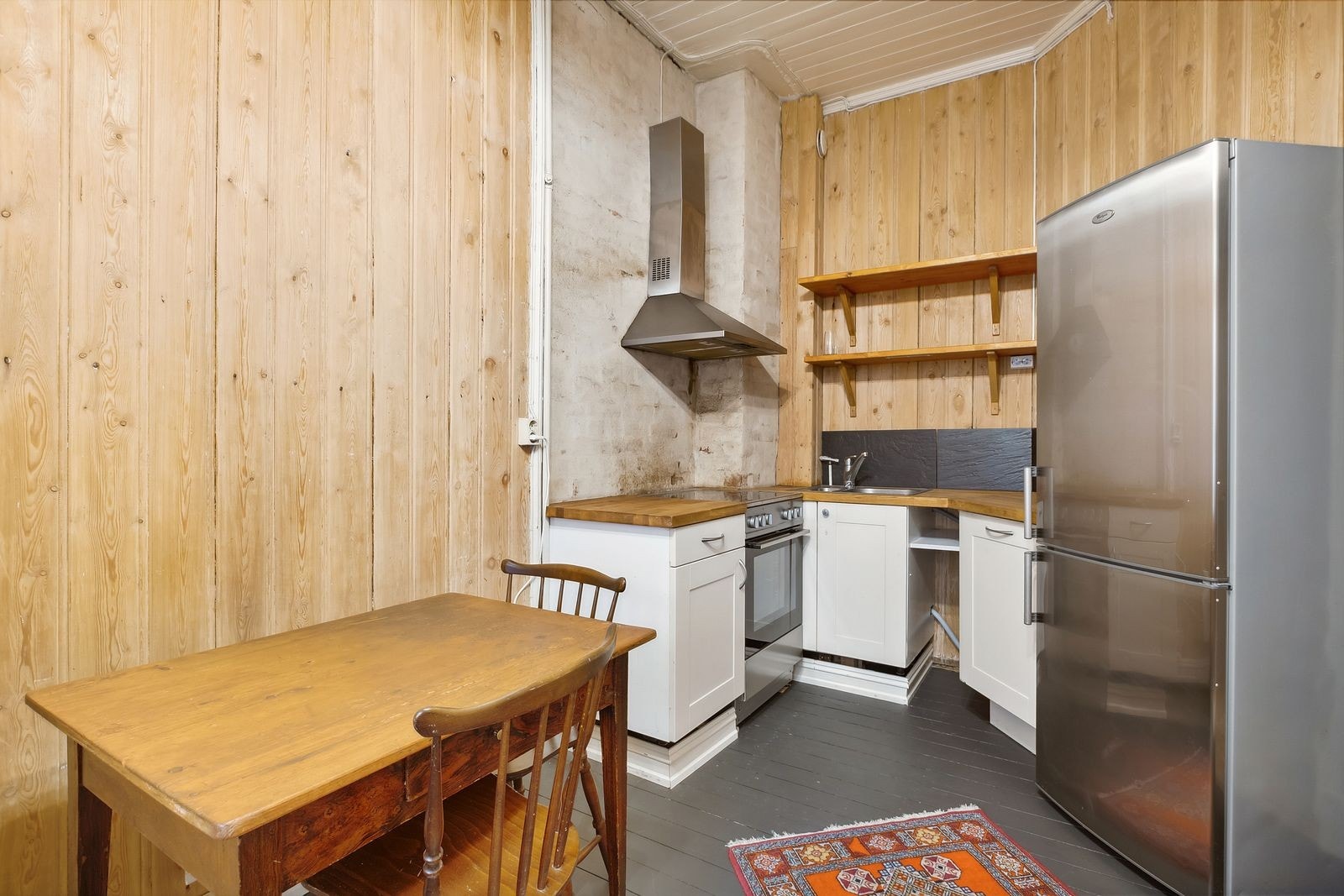 Kjøkken med nyere hvitevarer Galleribilde