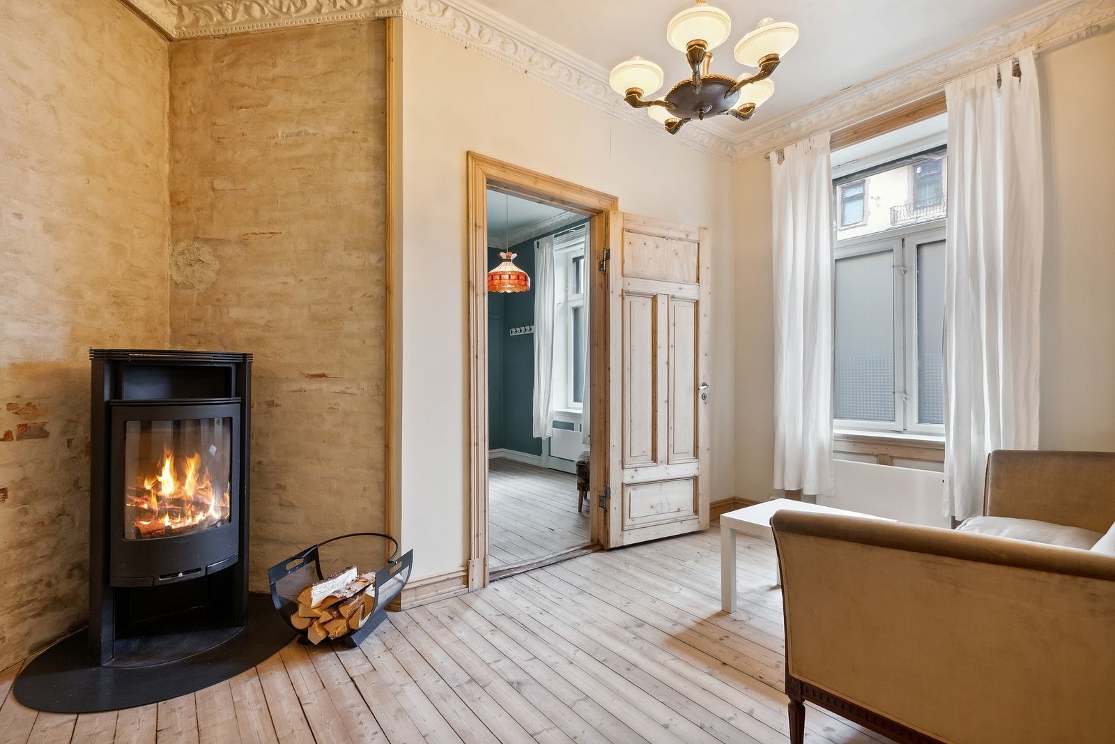 Stuen har egen peis Galleribilde