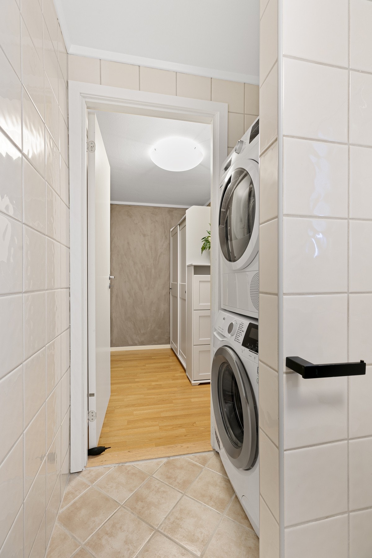 En separat nisje med opplegg for vaskemaskin og tørketrommel Galleribilde