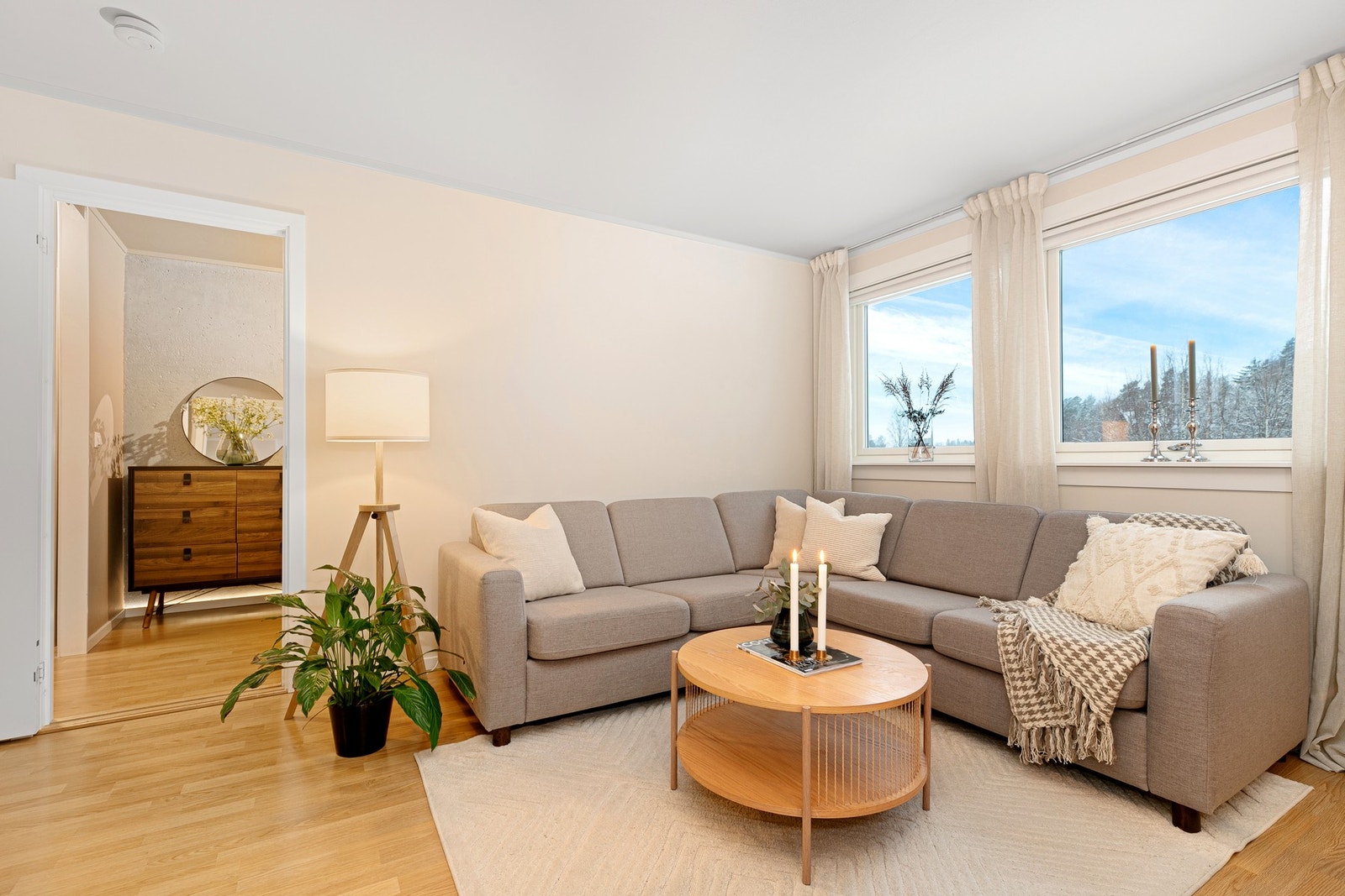 Stue med inngang til soverom Galleribilde