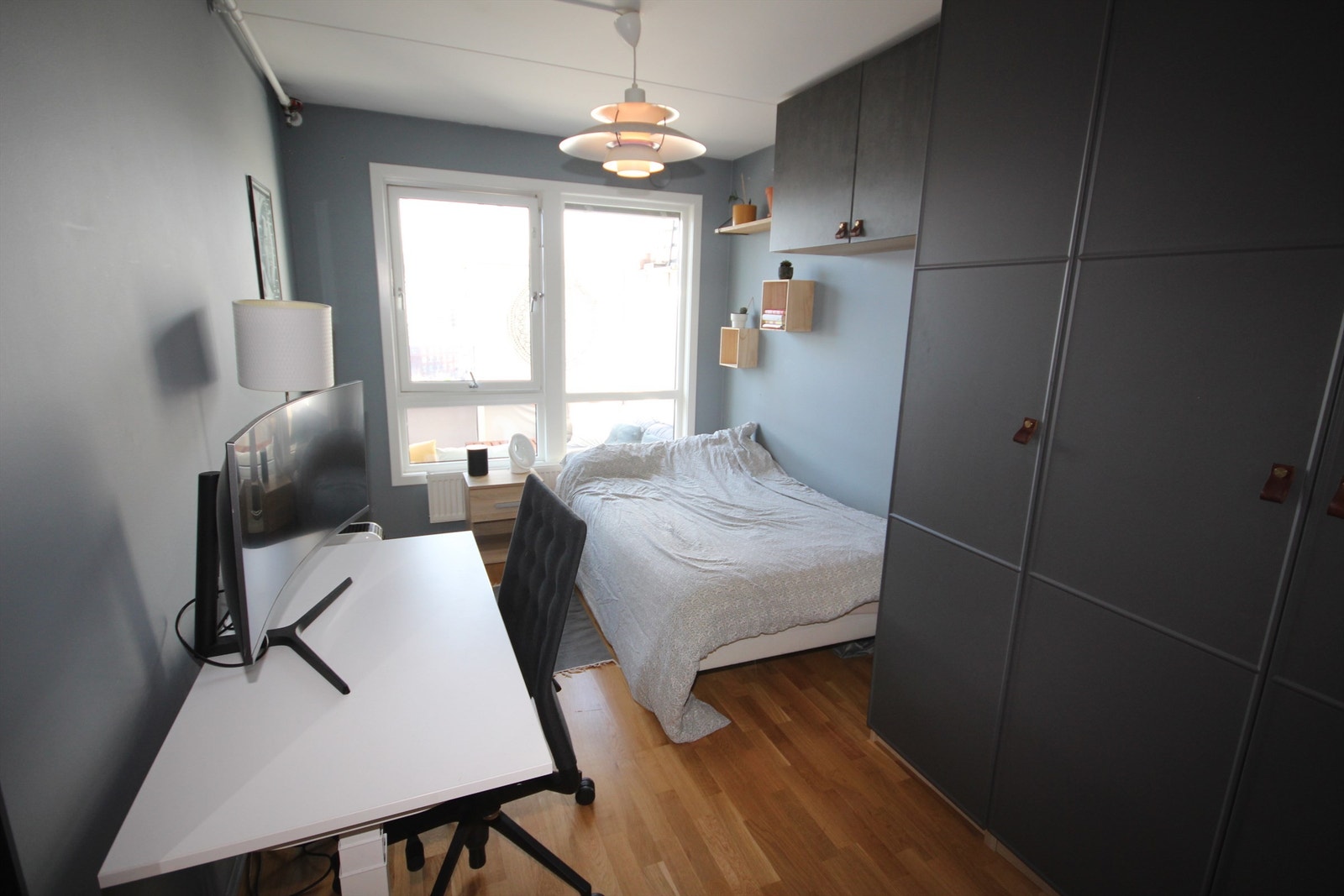 Romslig soverom med rikelig med skapplass. Pulten blir fjernet før overtagelsen Galleribilde
