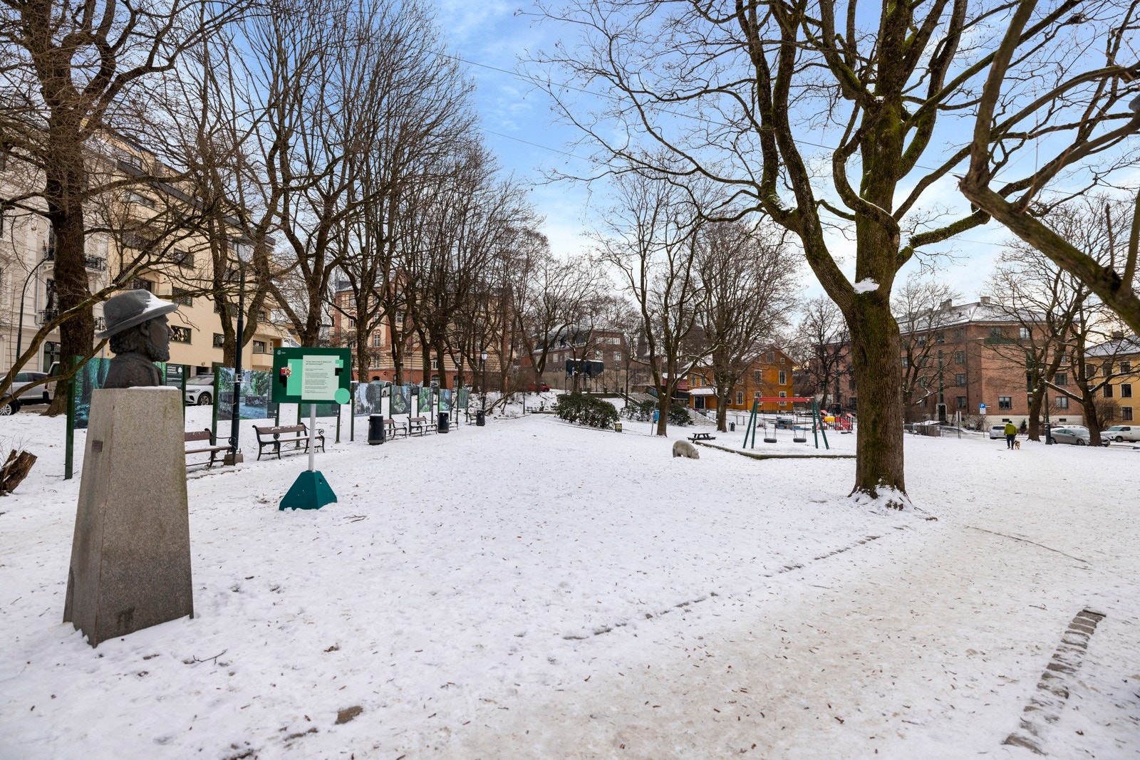 Leiligheten ligger i et område med forholdsvis lite trafikk, i et veletablert boligområde Galleribilde