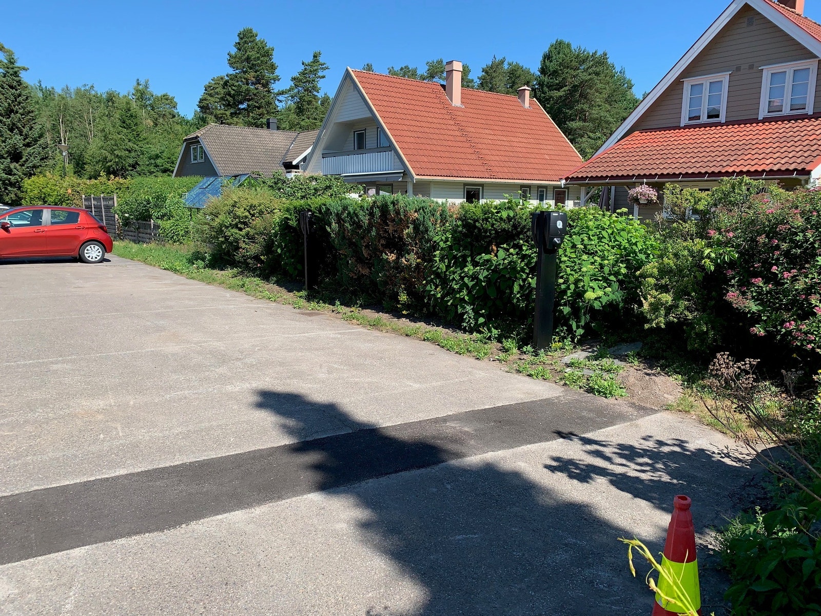 Parkeringsplassen med elbilladestasjoner. Galleribilde