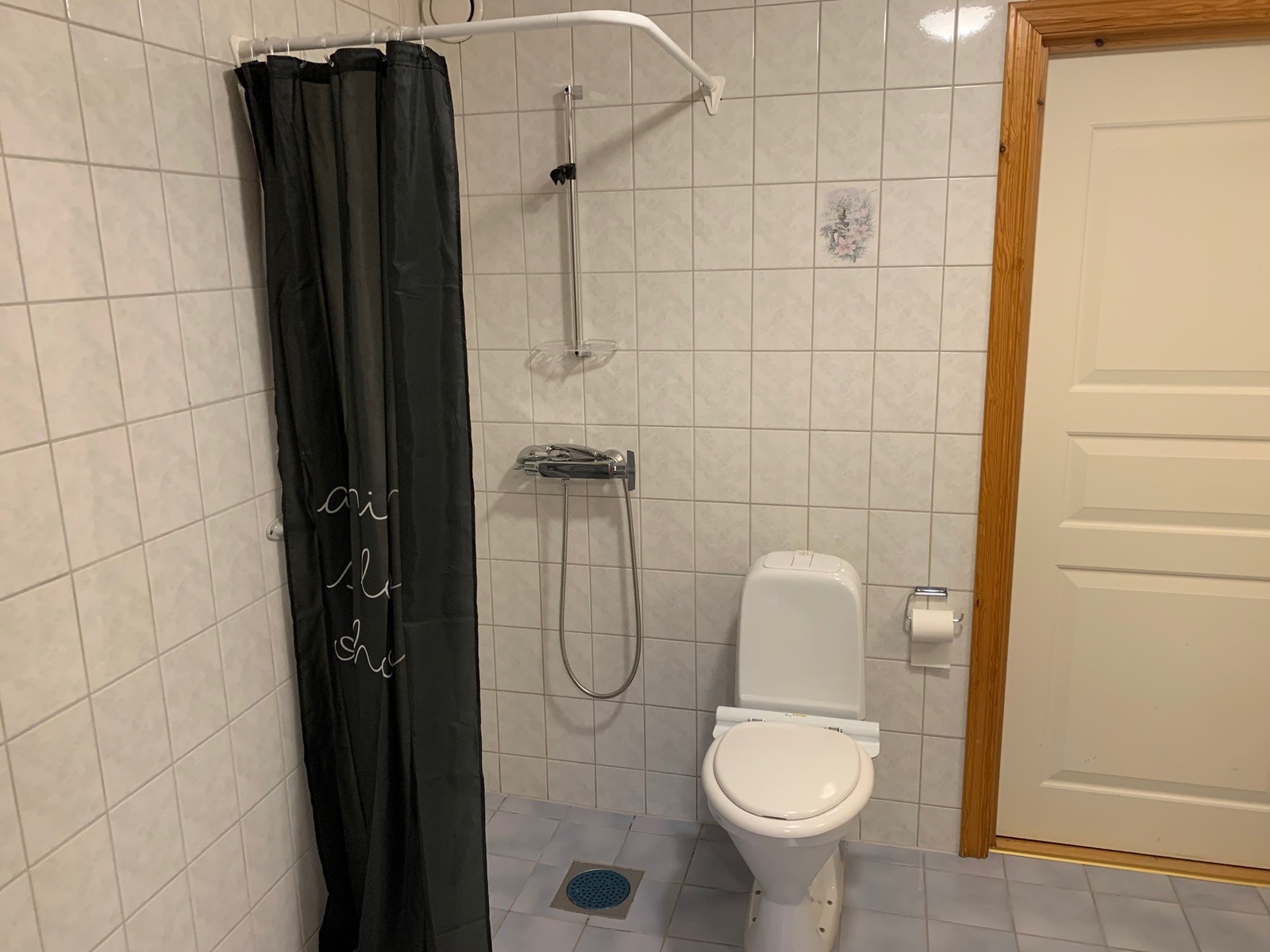 Dusj og toalett. Badet har dør både til soverom og til gang. Galleribilde