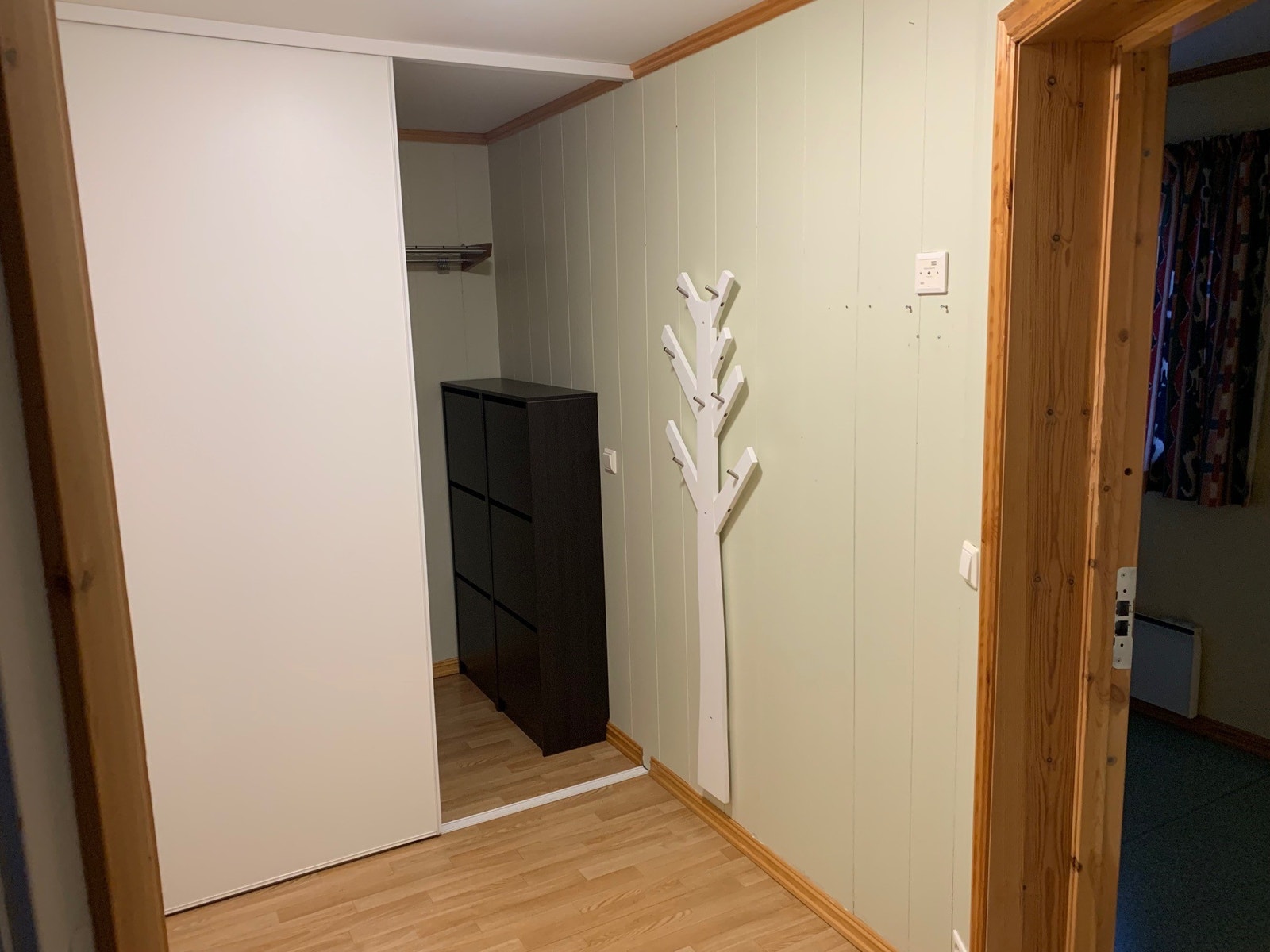 Gang med skyvedørsgarderobe. Galleribilde