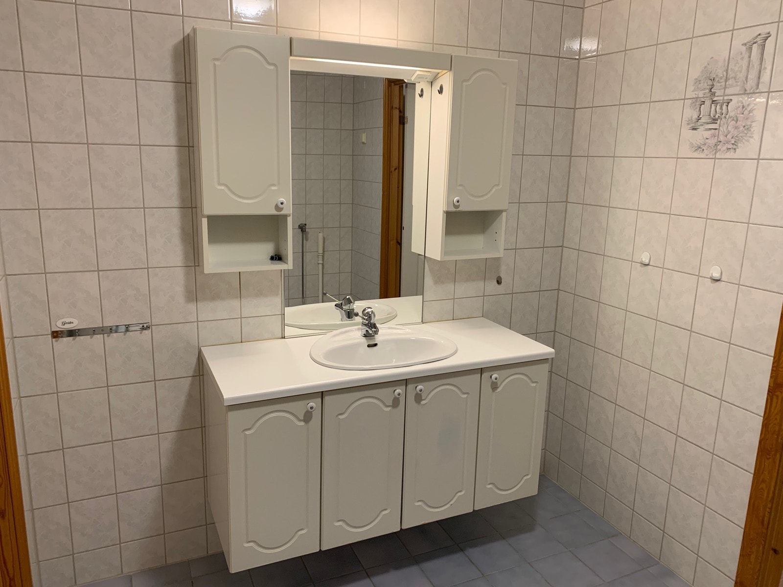 Stort bad med servantskap. Galleribilde