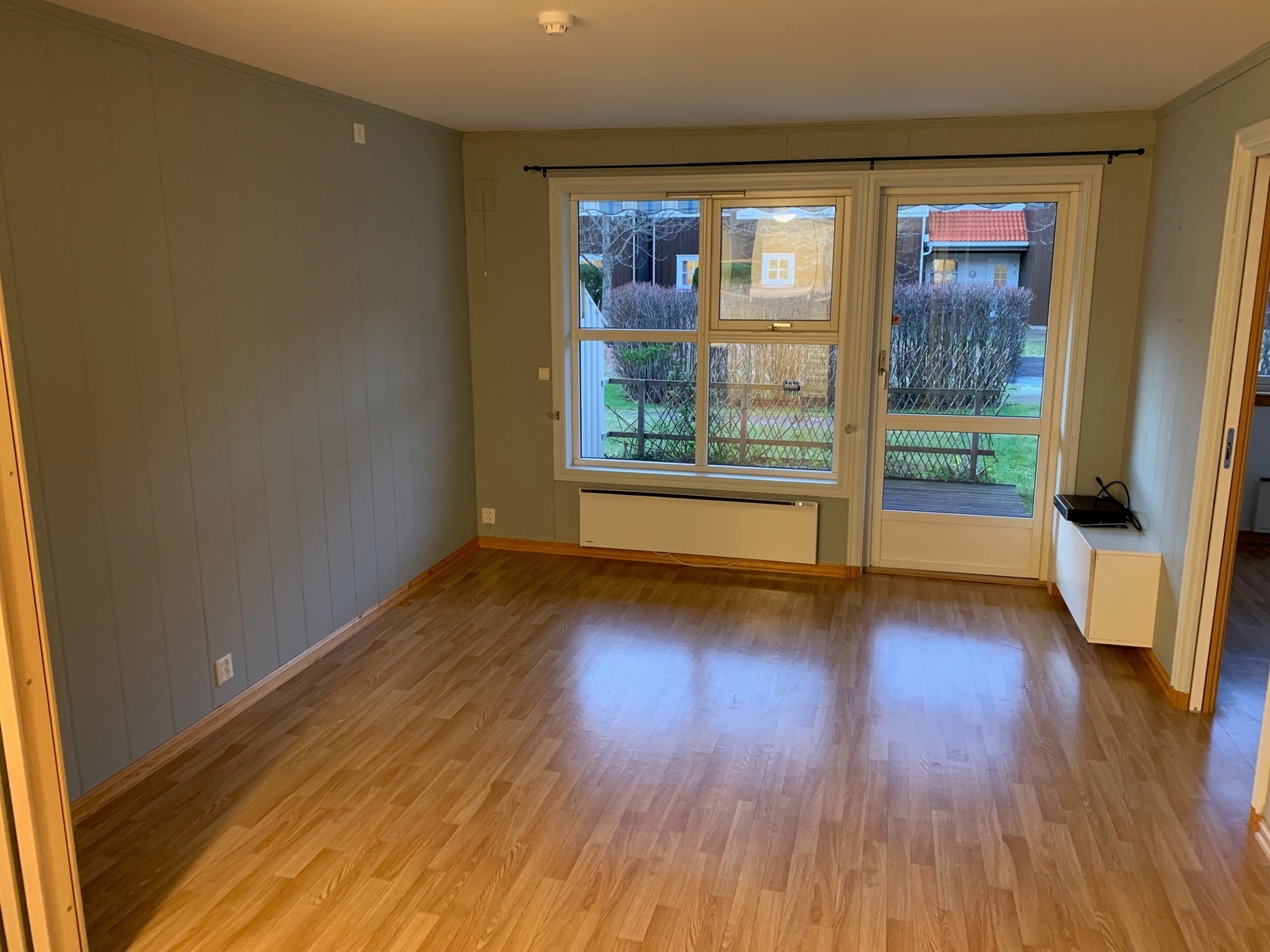 Stue med utgang til fin terrasse. Skyvedør til soverom. Galleribilde