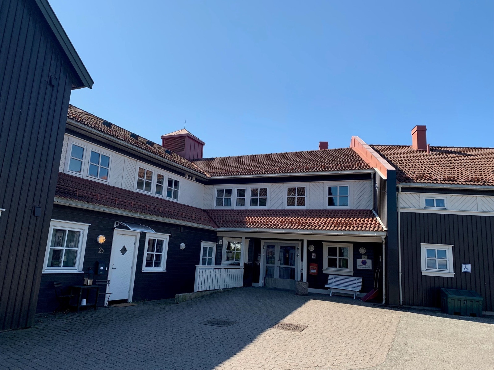 Ute ved hovedinngang. Galleribilde