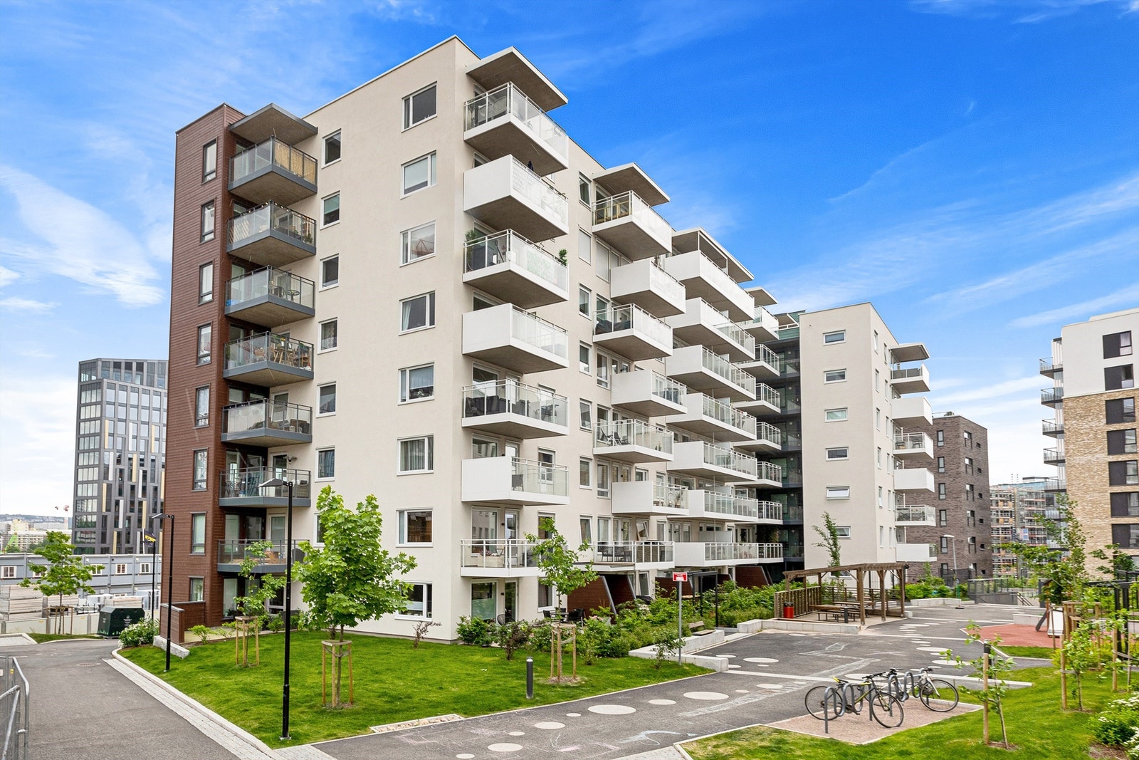 Fasaden vender mot vest og utenfor finner du flotte fellesarealer. Galleribilde