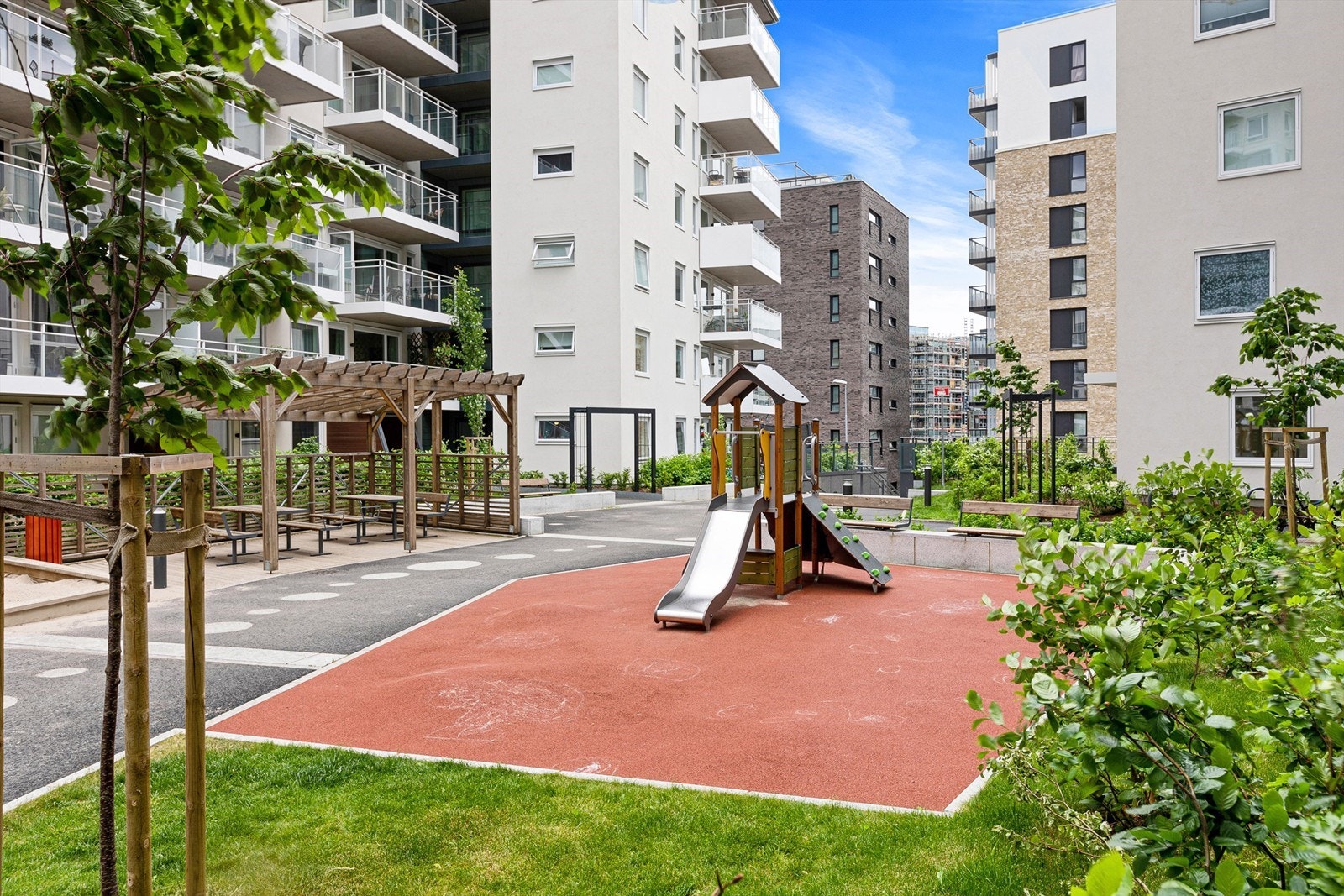 Tomten er parkmessig opparbeidet og her finner du sittegrupper, lekeplasser og mye mer. Galleribilde