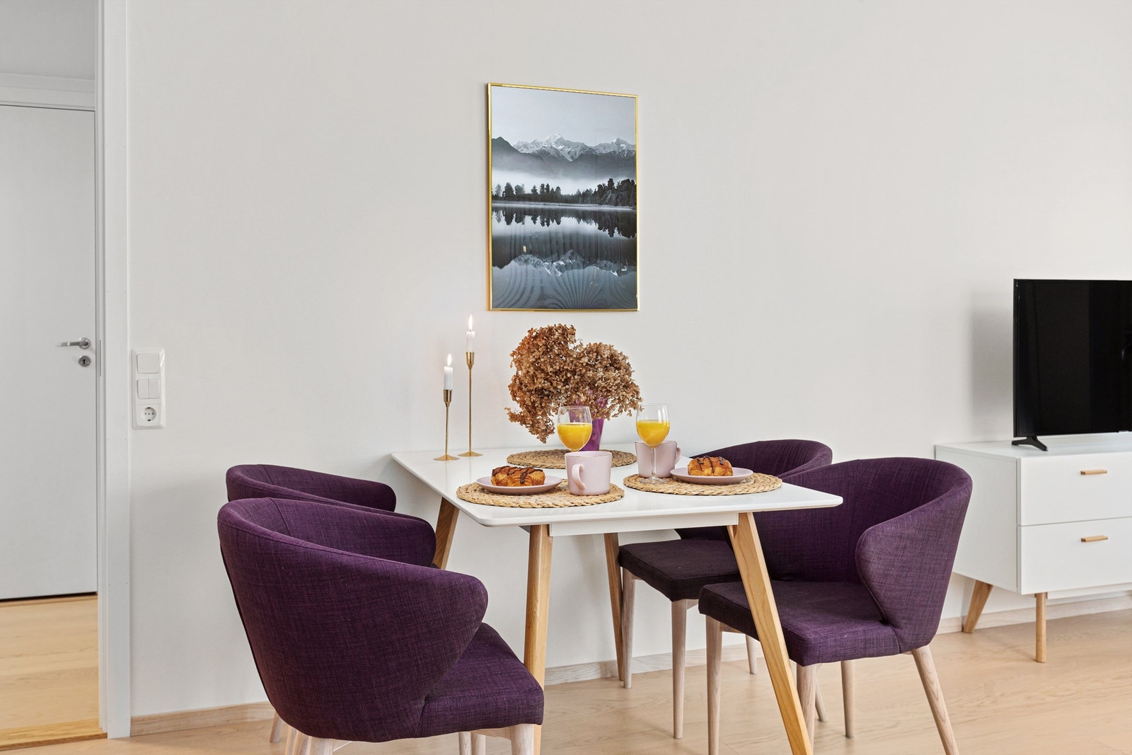 Fin plass til spisebord for middag med familien og venner. Galleribilde