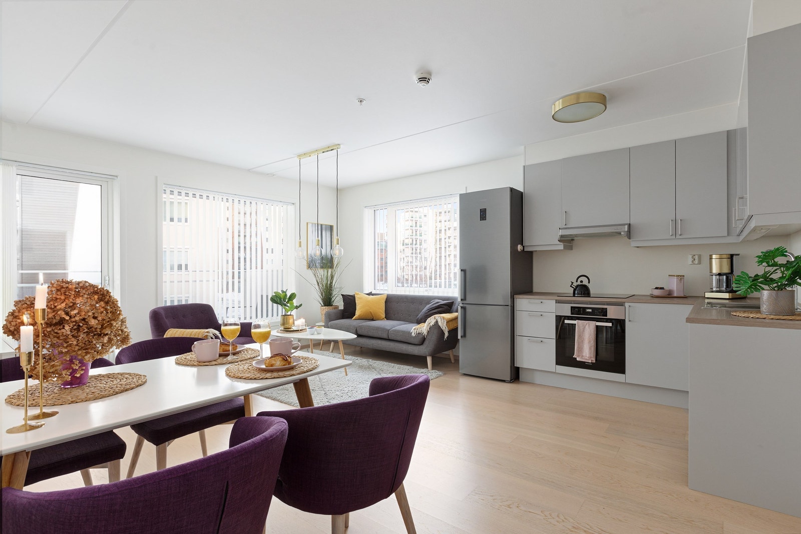 Stue med åpen kjøkkenløsning. Galleribilde