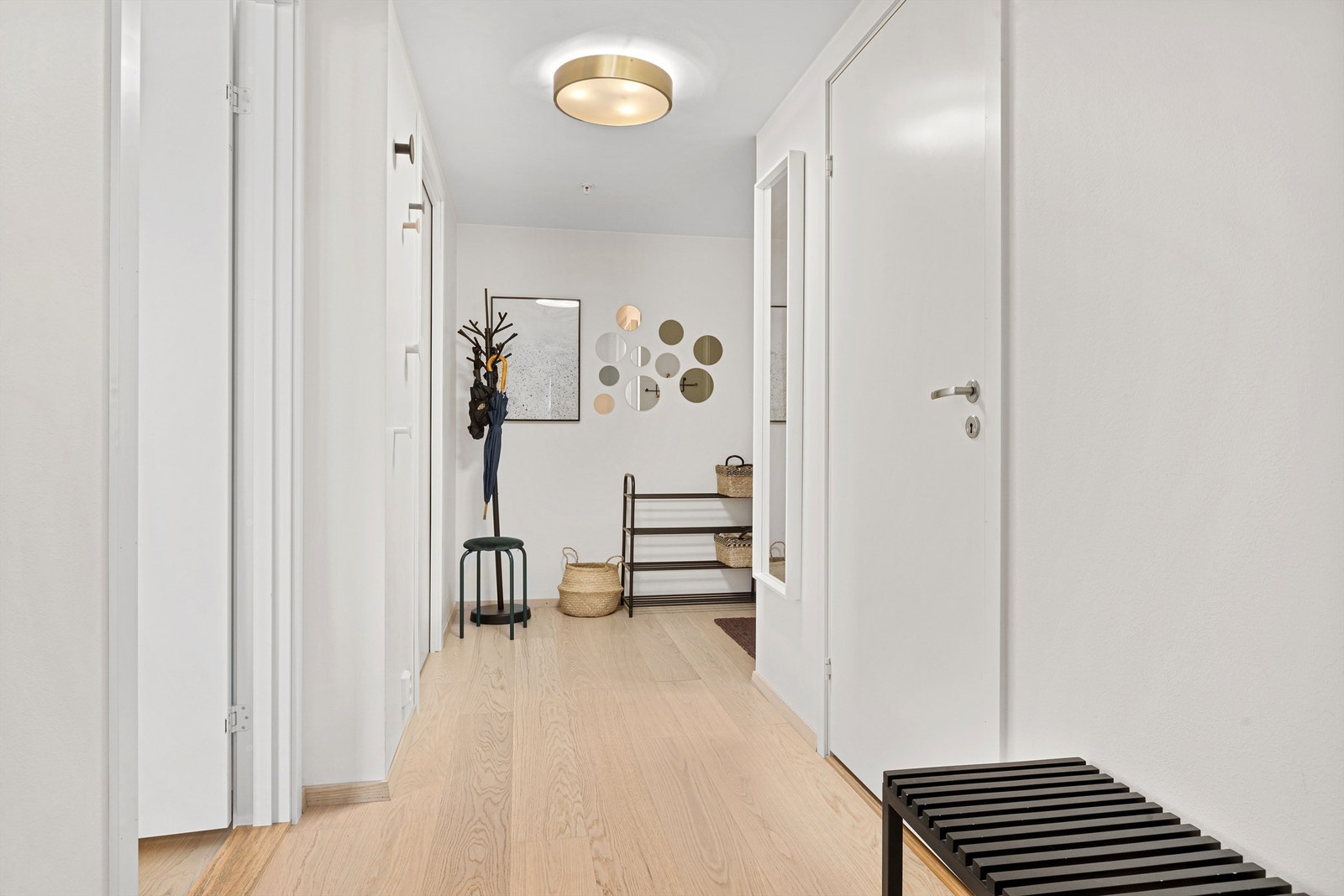 Romslig entré. Galleribilde