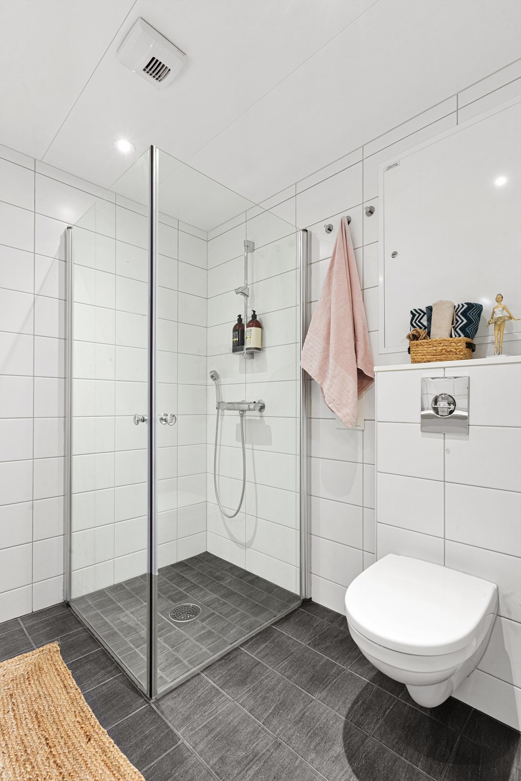 Badet har dusjnisje med innfellbare glassdører og tilkoblet hånddusj og vegghengt toalett. Galleribilde