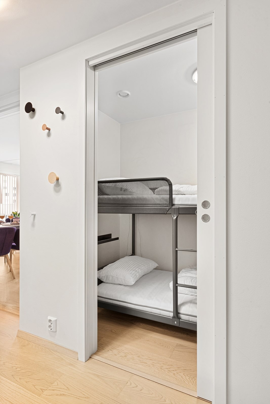 Innvendig bod er innredet med køyeseng for gjester. Galleribilde