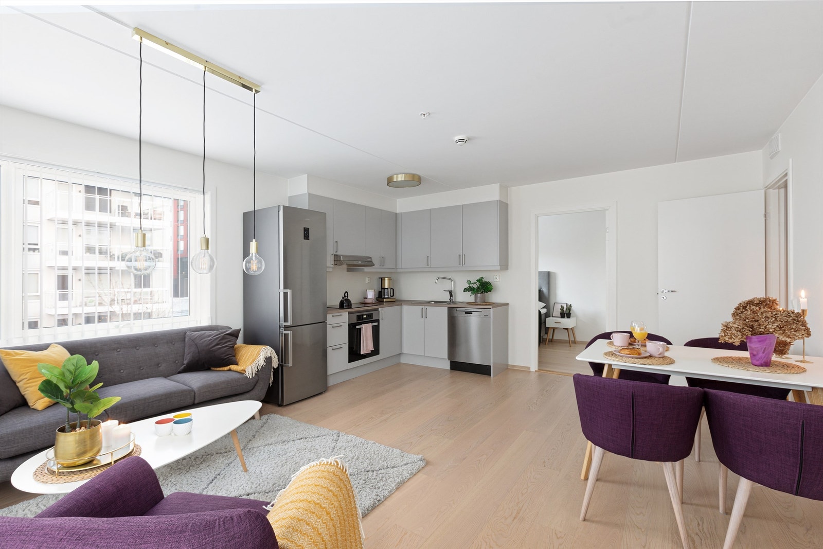 Stua har plass til sittegruppe, spiseplass og åpen kjøkkenløsning. Galleribilde