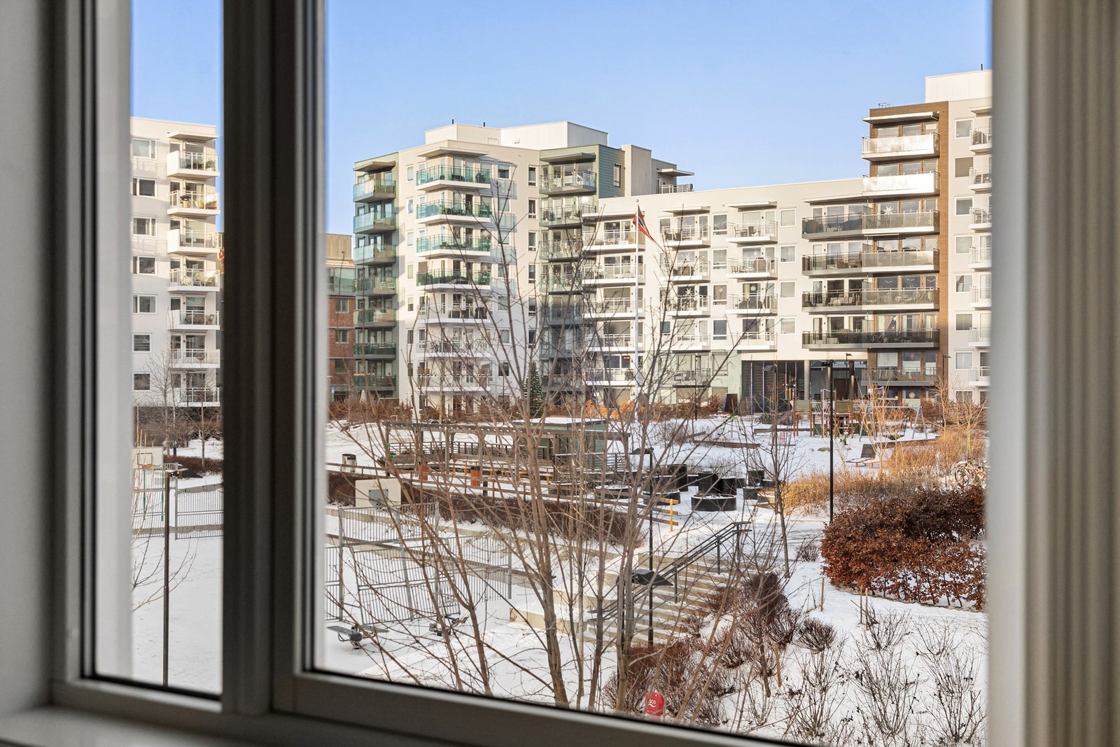 Utsikt fra leiligheten mot gårdstunet. Galleribilde