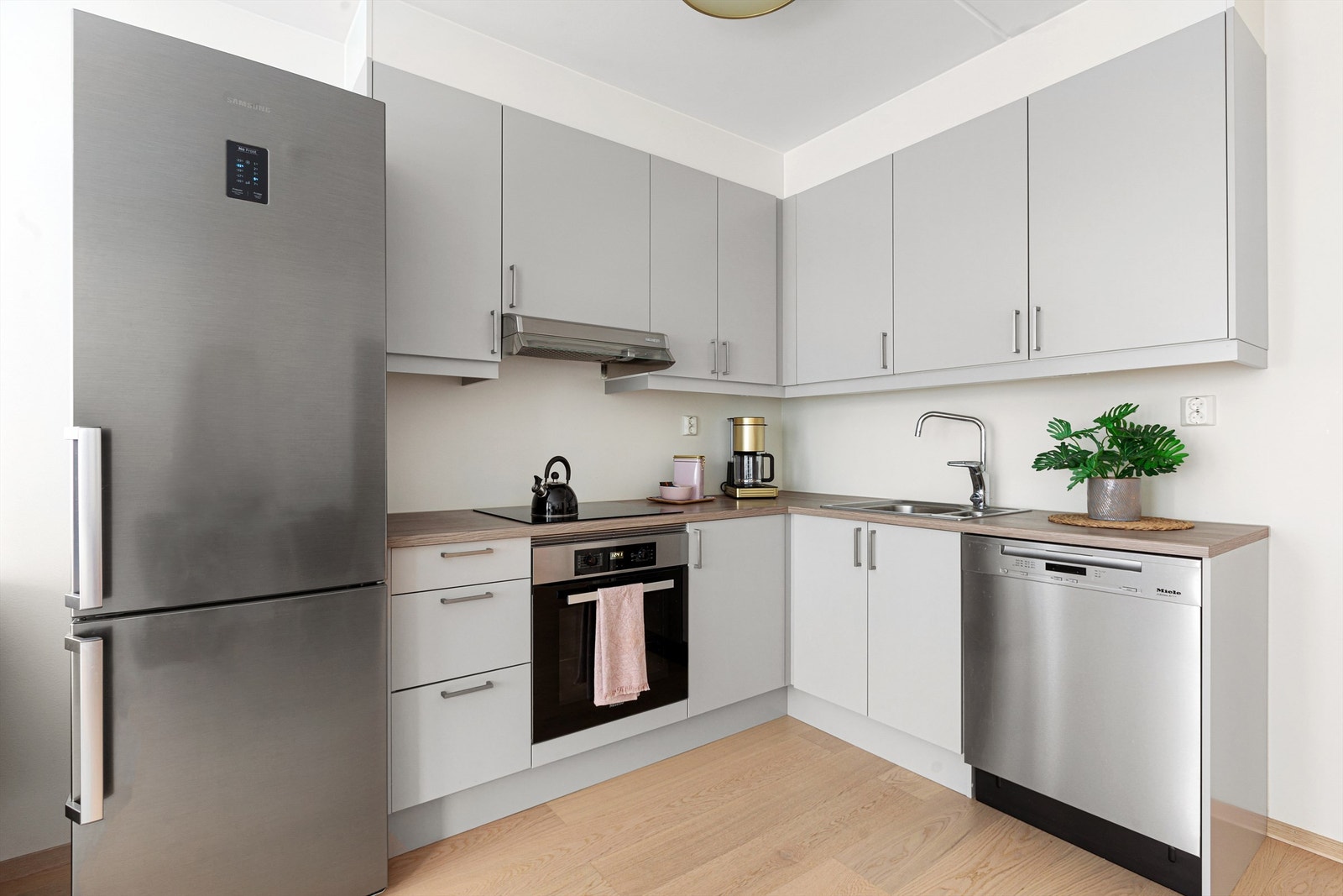 Sigdal kjøkkeninnredning har godt med skap-og benkeplass. Hvitevarene følger med. Galleribilde