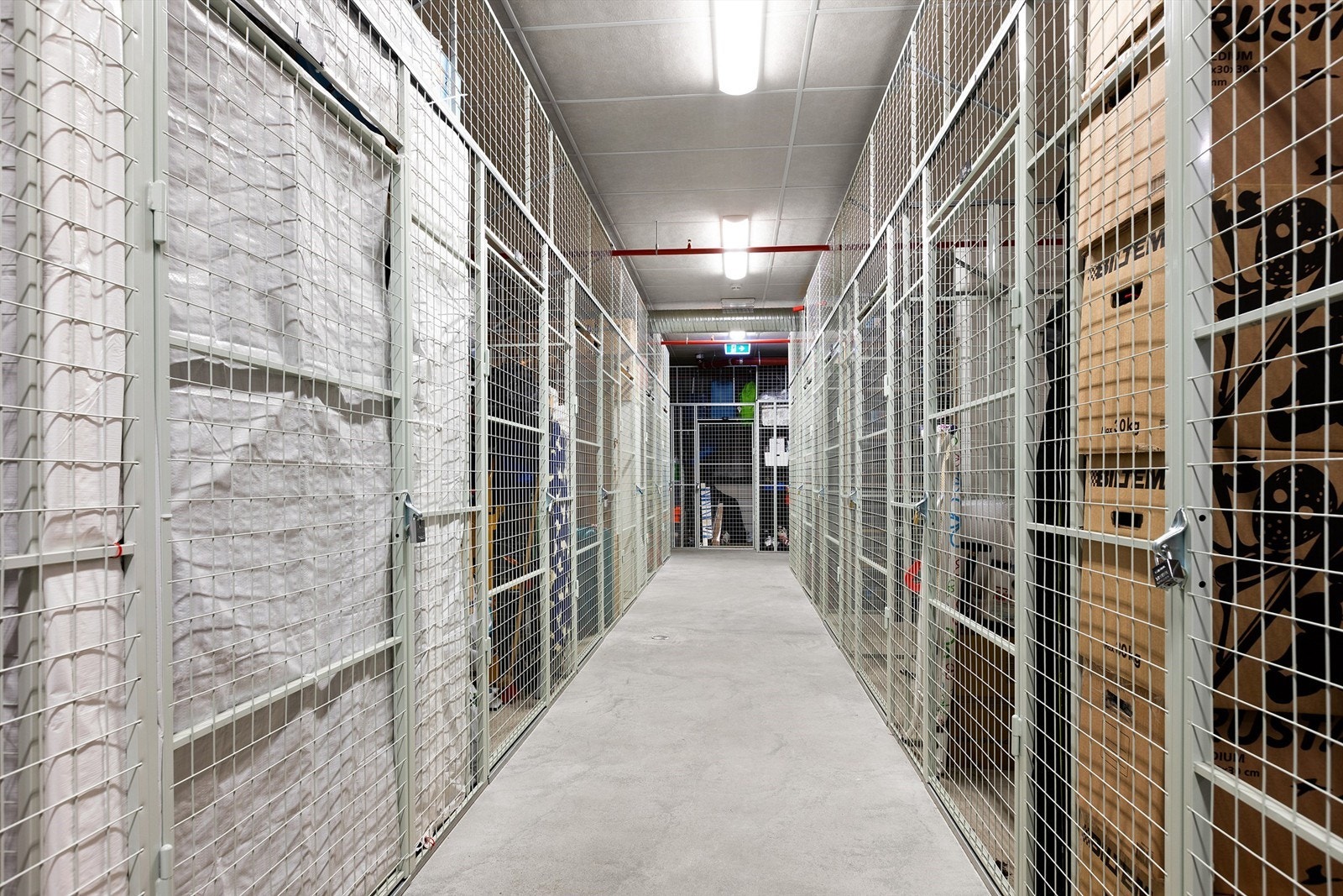 Kjellerbod på 5 kvm er kjekt å ha til kofferter, sportsutstyr og vintertøy Galleribilde