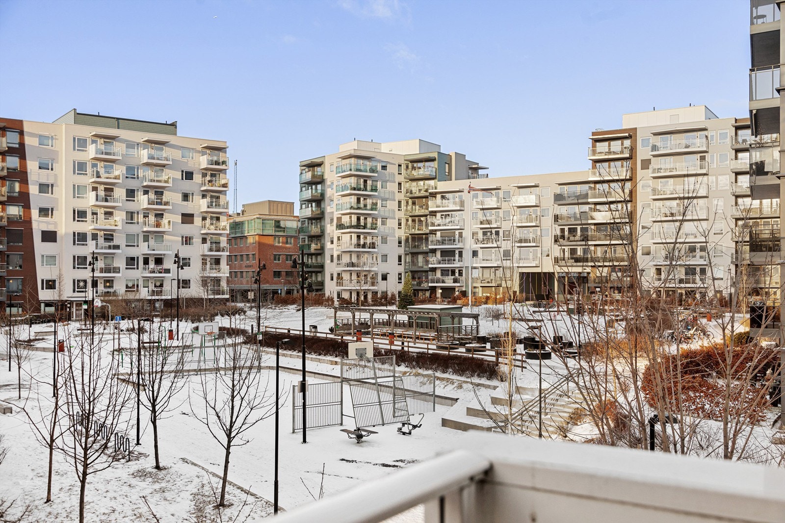 Utsikt til gårdstunet hvor du finner aktivitetspark med felles grillplass. Galleribilde