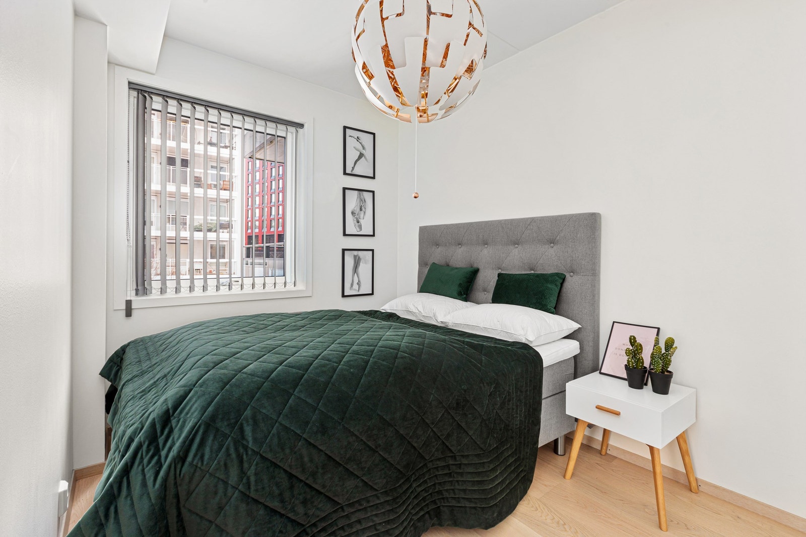 Soverom II er på ca. 7,5 kvm, har plass til seng, skrivepult og garderobeskap - vindu mot nord. Galleribilde