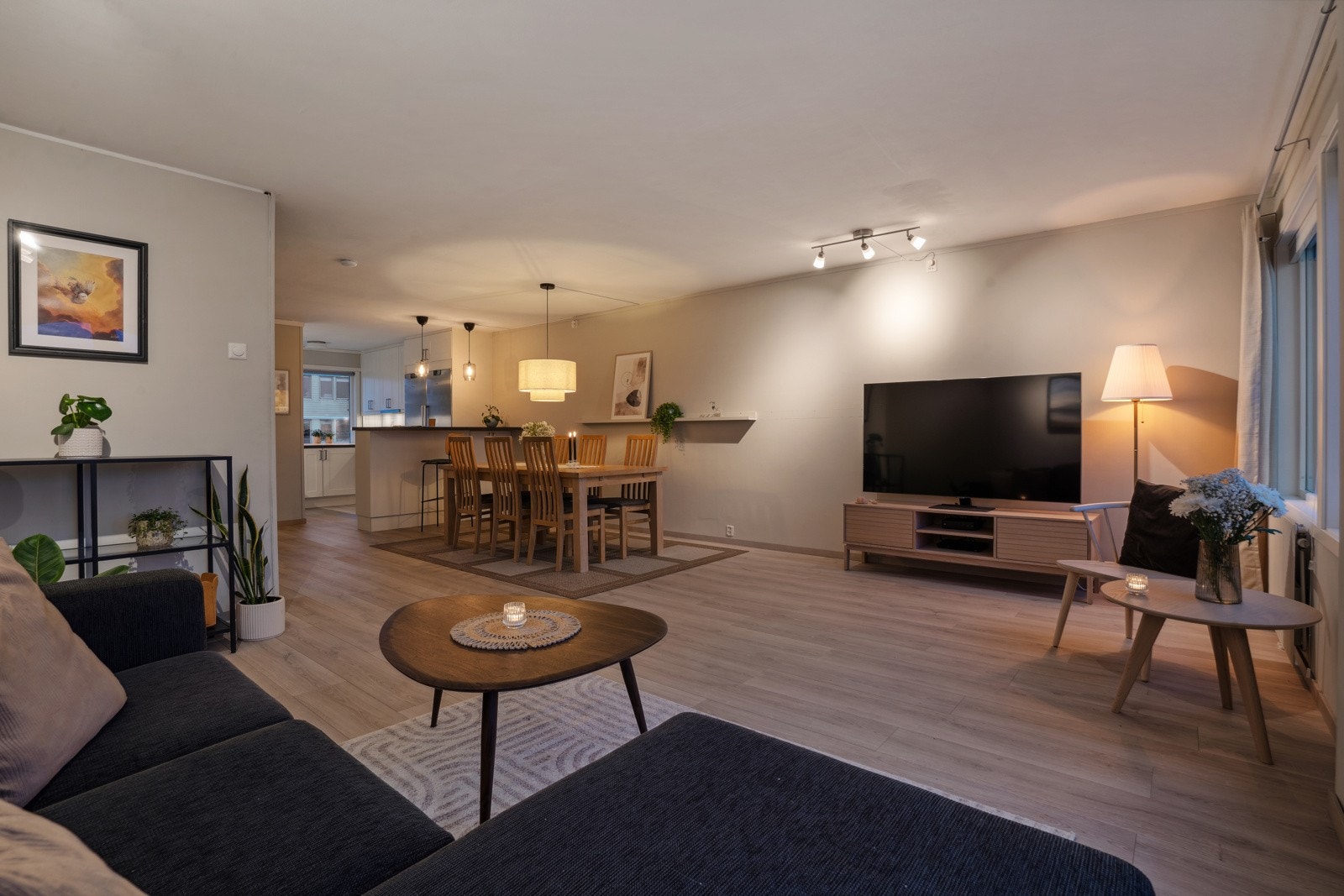 Det er oppvarming via radiatorer som gir en jevn og god temperatur året gjennom. Selger opplyser om et årlig strømforbruk på ca. 2 400 kWh. Galleribilde