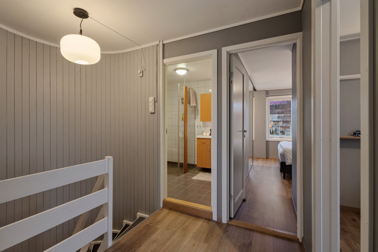 Tar man trappeløpet opp til 3. etasje ankommer man et gangareal som fordeler seg til 4 soverom og et flislagt bad. Galleribilde