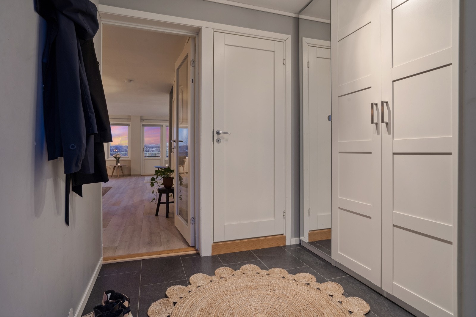 Det er god plass til å henge fra seg yttertøy og sette fra seg sko, samt gode oppbevaringsmuligheter i et stort garderobeskap. Galleribilde