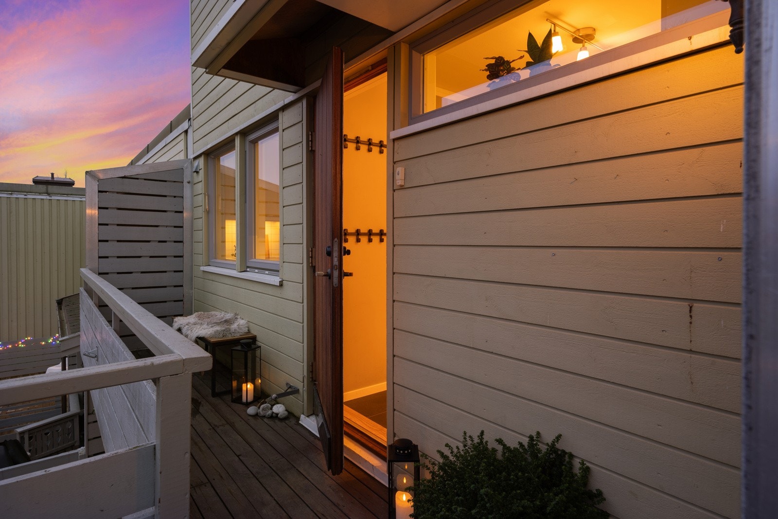 Fra bakkeplan tar man trappen opp til et østvendt inngangsparti med morgensol og plass til en liten sittegruppe. Galleribilde