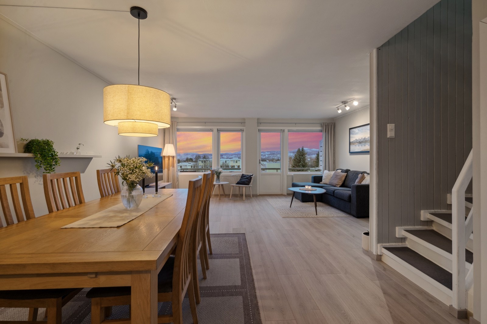 Innvendig fremstår leiligheten meget tiltalende, med stilren innredning og moderne fargevalg. Galleribilde