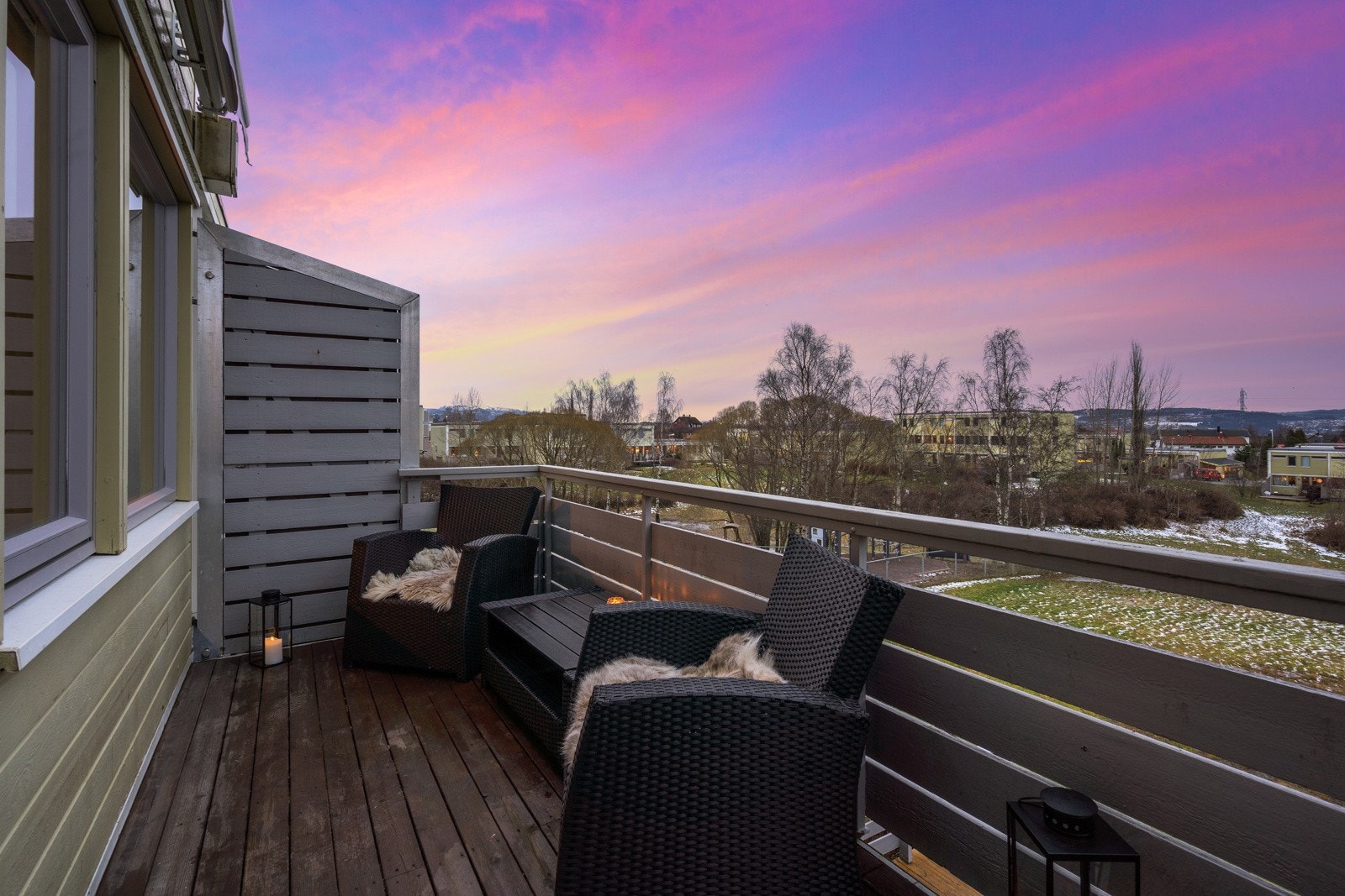 Fra stuen er det adkomst til en balkong på 9 kvm med usjenert utsikt mot store grønne friområder. Terrassebordene ble overflatebehandlet i 2024. Galleribilde