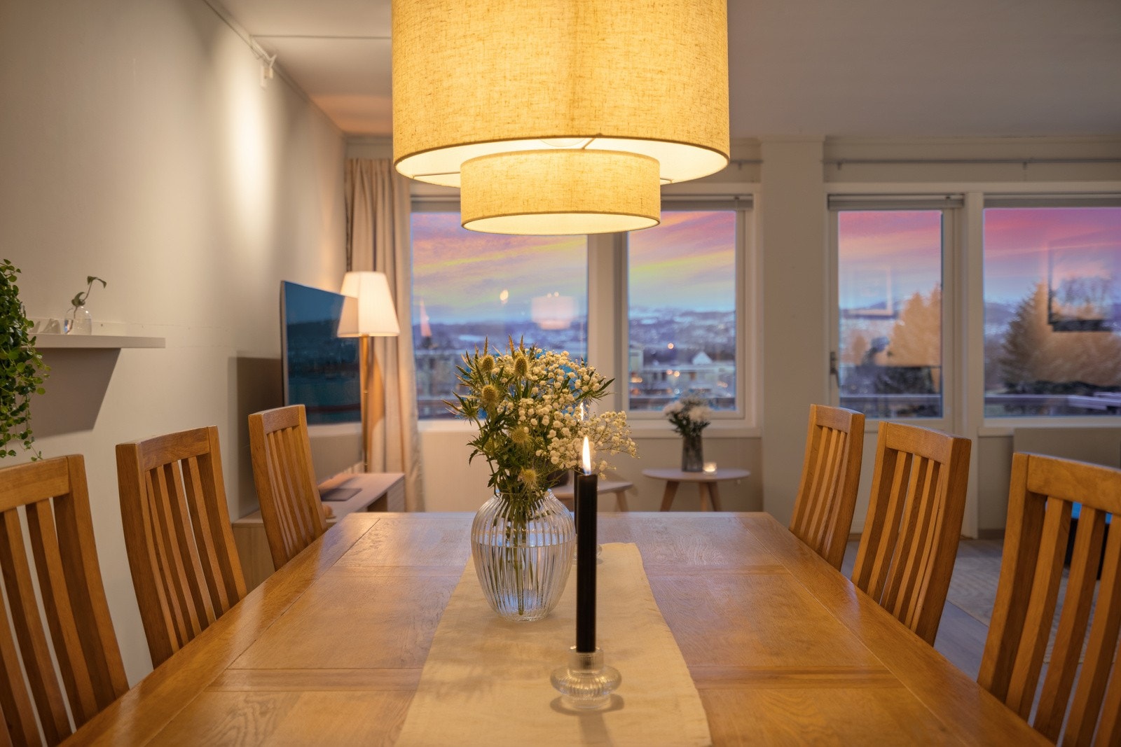 Rommet oppleves lyst og luftig med vindusflater ved begge endevegger. Galleribilde