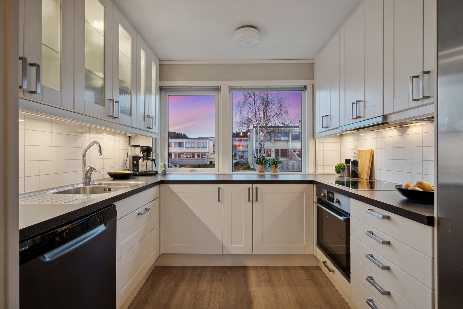 Innredningen er tidløs med profilerte fronter og medfølgende hvitevarer i form av oppvaskmaskin, stekeovn, platetopp og kjøleskap/frys. Galleribilde