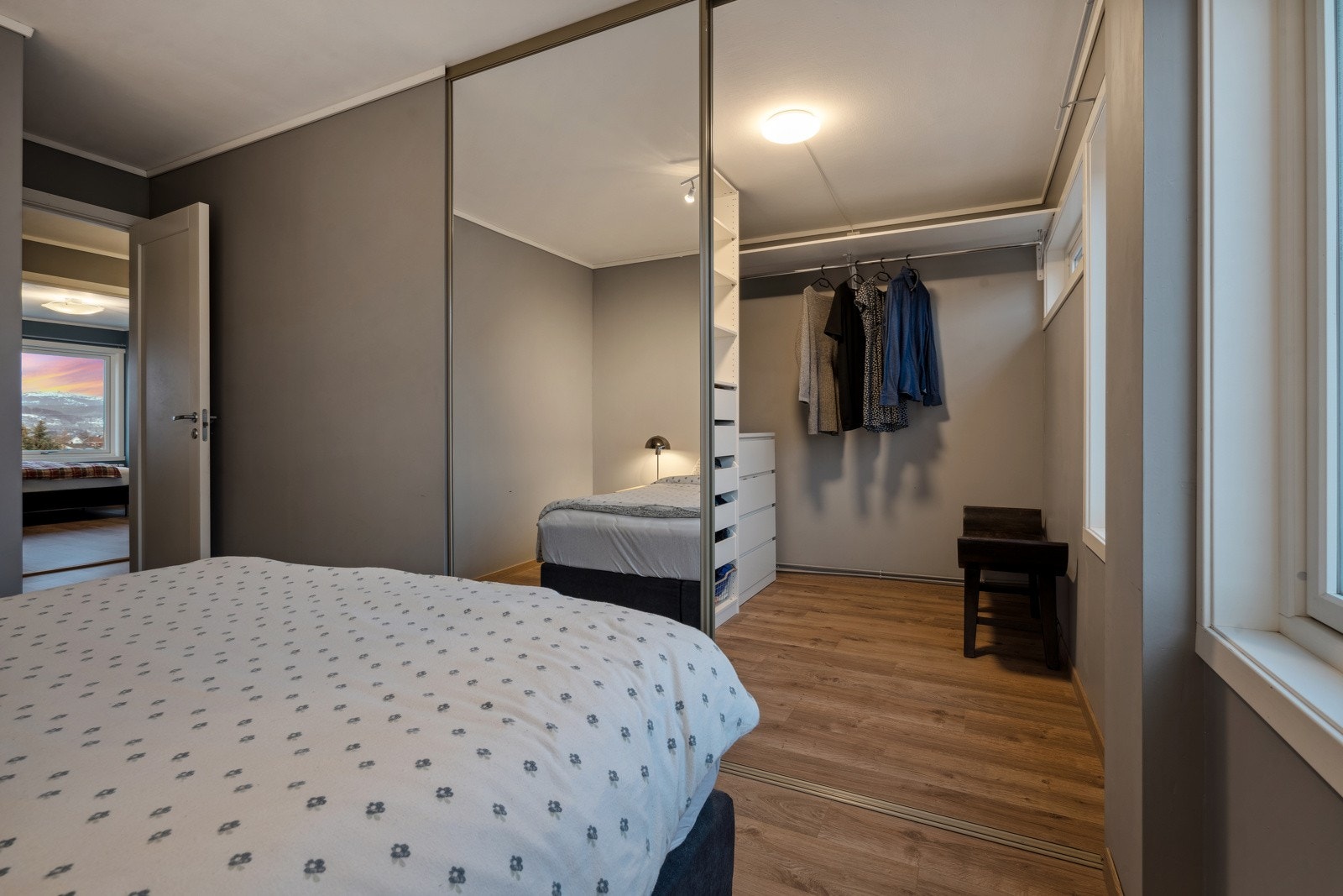 Hovedsoverommet har svært gode garderobefasiliteter med inngang til et stort walk-in-closet. Galleribilde