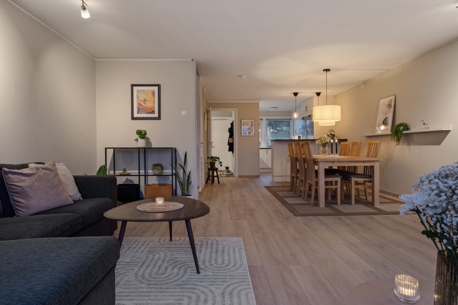 I forlengelse av entréen finner man et fantastisk allrom bestående av stue, spisestue og kjøkken. Det ble lagt nytt gulv i oppholdsrommet i 2022. Galleribilde