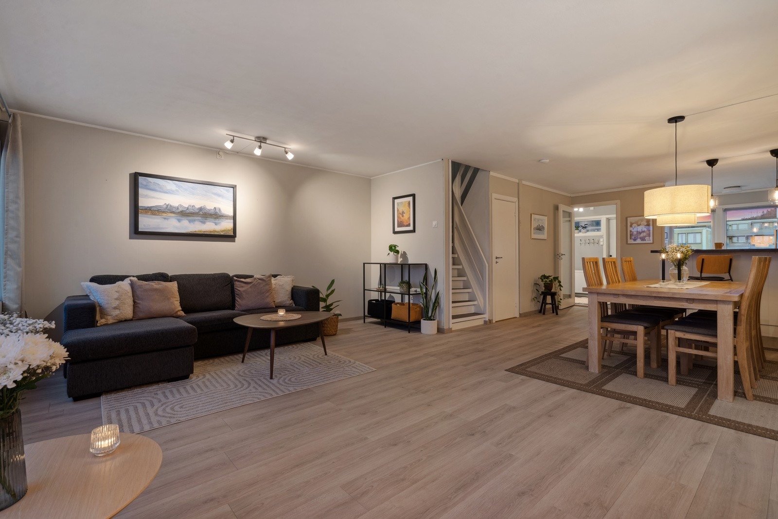 Stuen har en fin utforming og størrelse som gir plass til både spisebord, sofagruppe og mediemøblement. Under trappen er det etablert en praktisk bod for oppbevaring av støvsuger o.l. Galleribilde