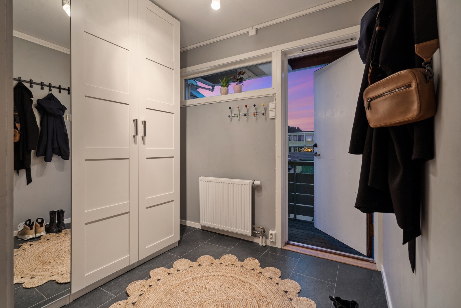 Førsteinntrykket dannes i det du beveger deg over dørstokken - her ønskes du velkommen av en lys og romslig entré. Galleribilde