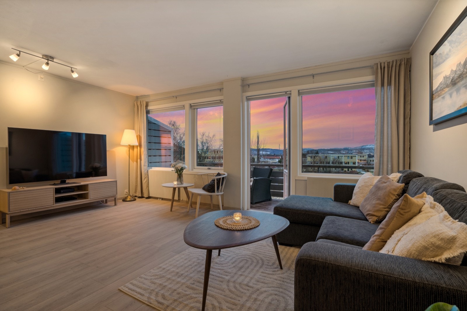 Velkommen til denne flotte leiligheten med 4 soverom i Asbjørn Øverås veg 11F. Galleribilde