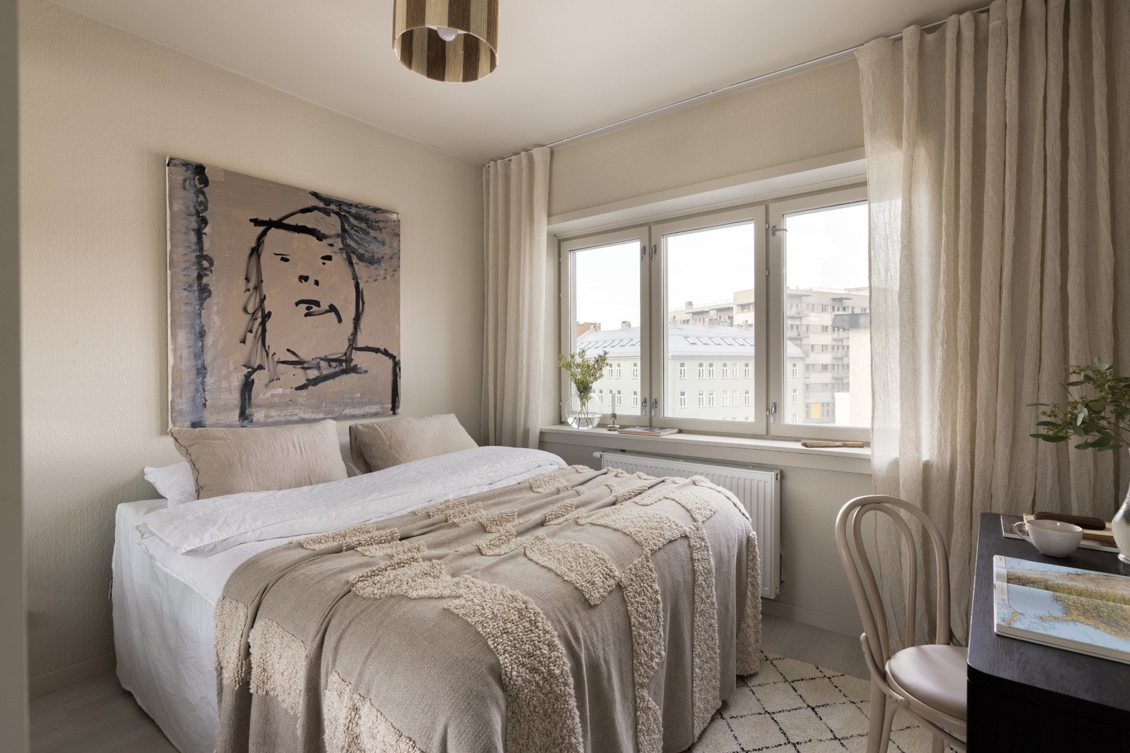 Romslig soverom mot bakgård. Galleribilde