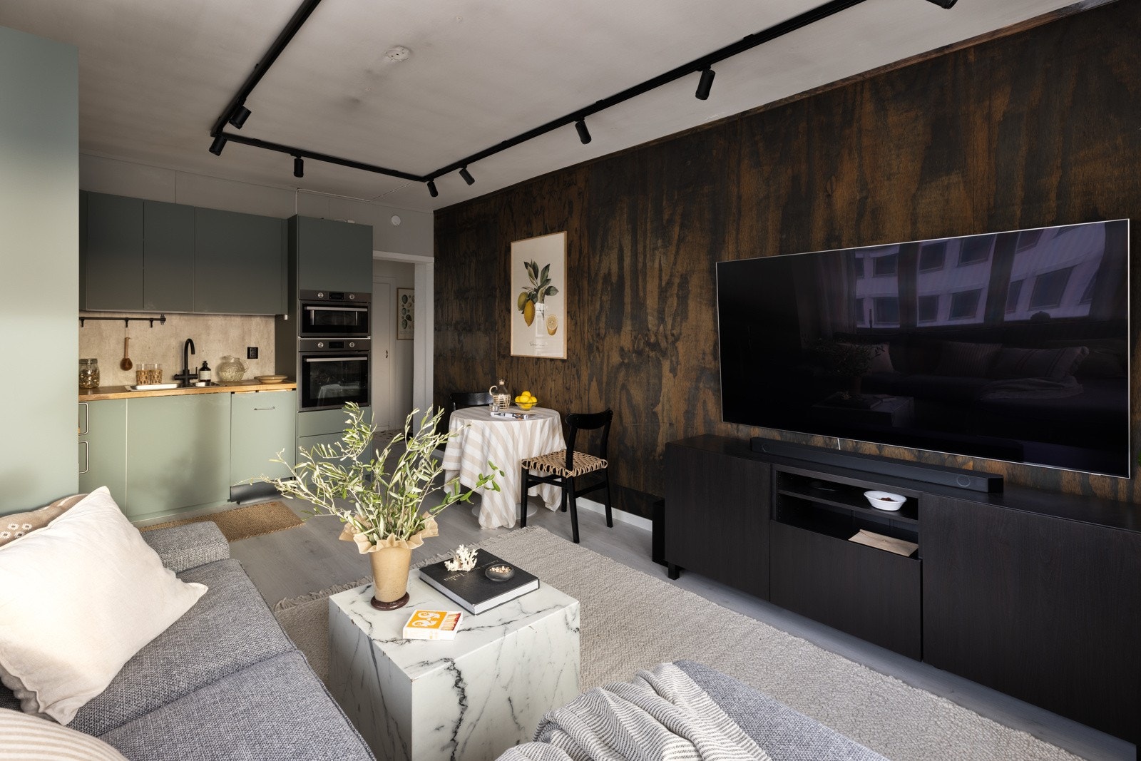 Moderne lysskinner i tak. Galleribilde