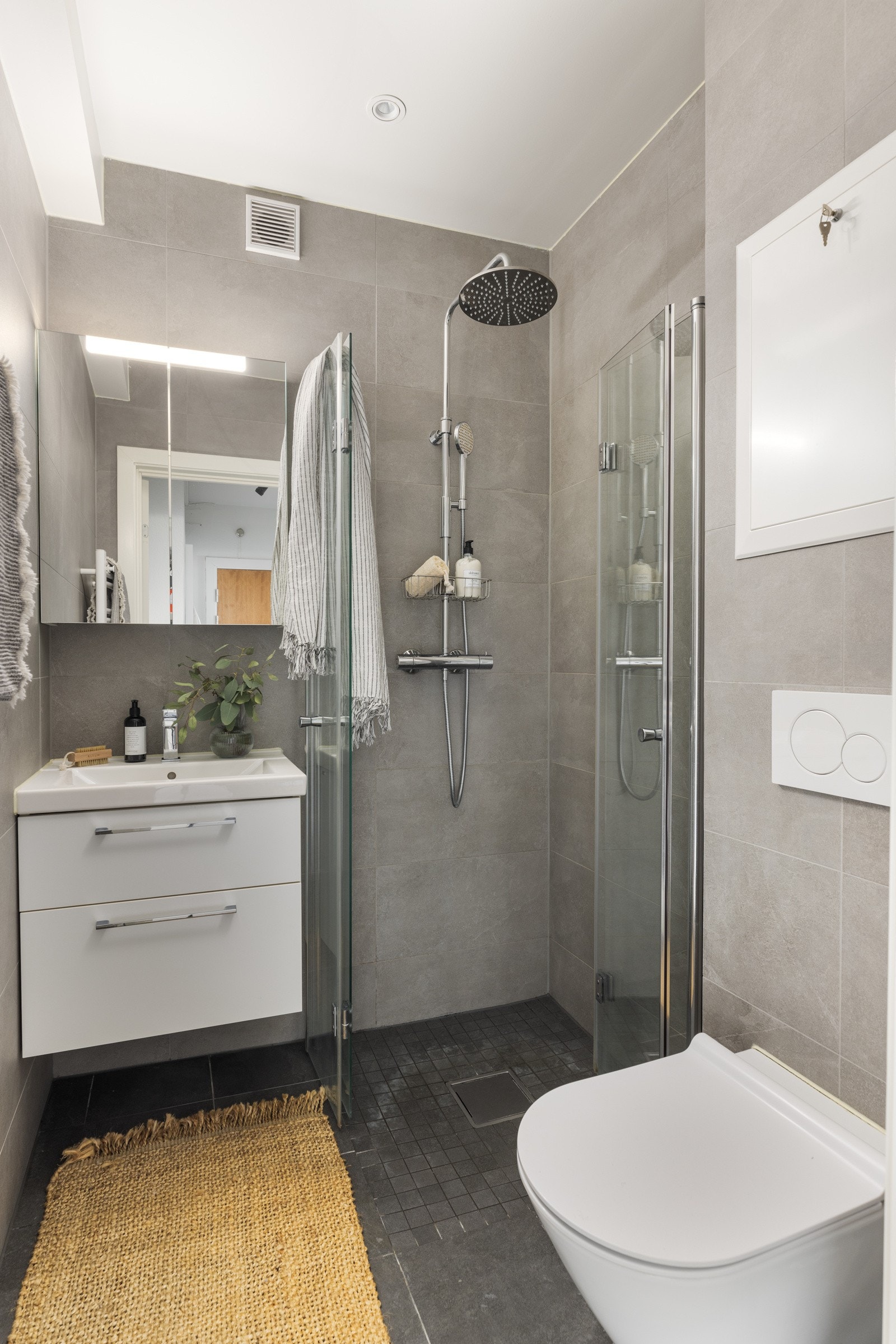 Badet har servant, speilskap, dusj med innfellbare dører og WC. Galleribilde