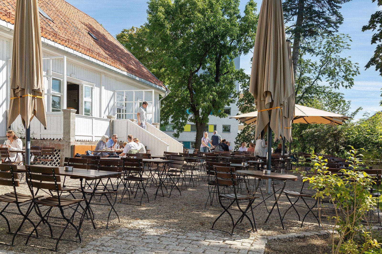 Flott uteservering på Lillo Gård. Galleribilde