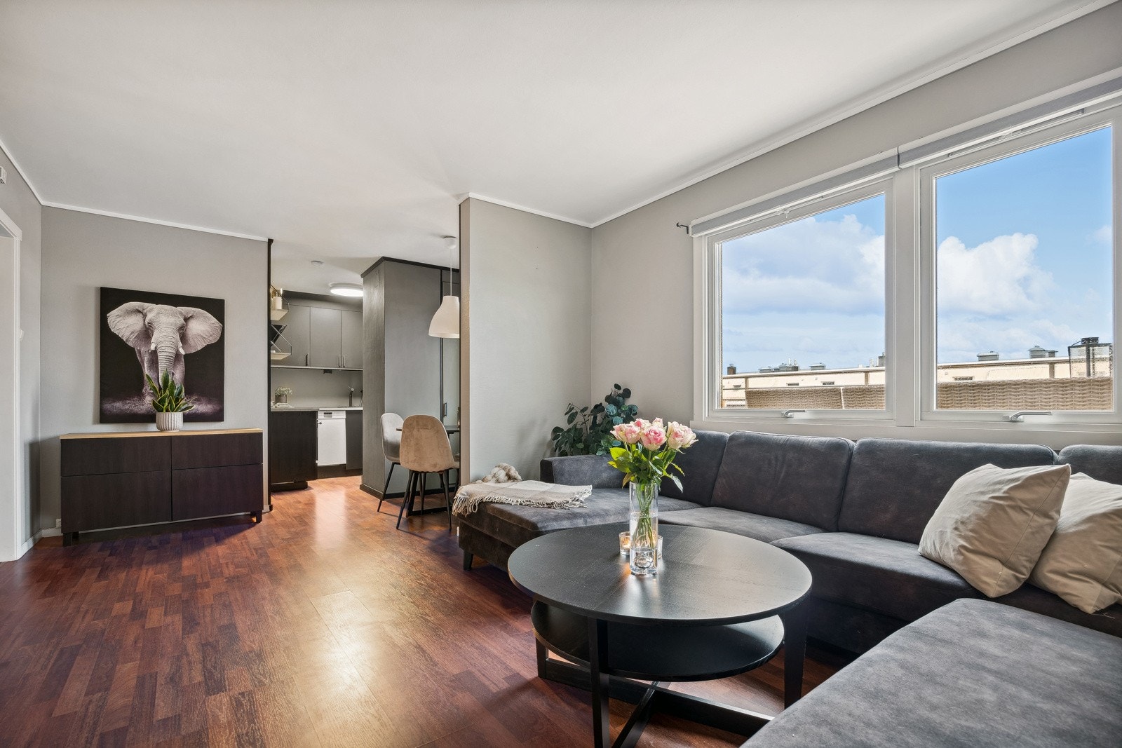 Dette er en bolig hvor alt er nøye tilrettelagt for å gi deg en behagelig og funksjonell livsstil. Galleribilde