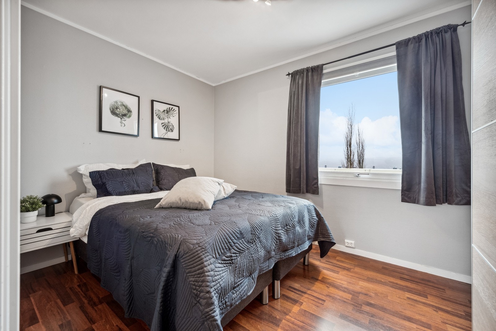 Soverom med god plass til en større seng og garderobe. Galleribilde