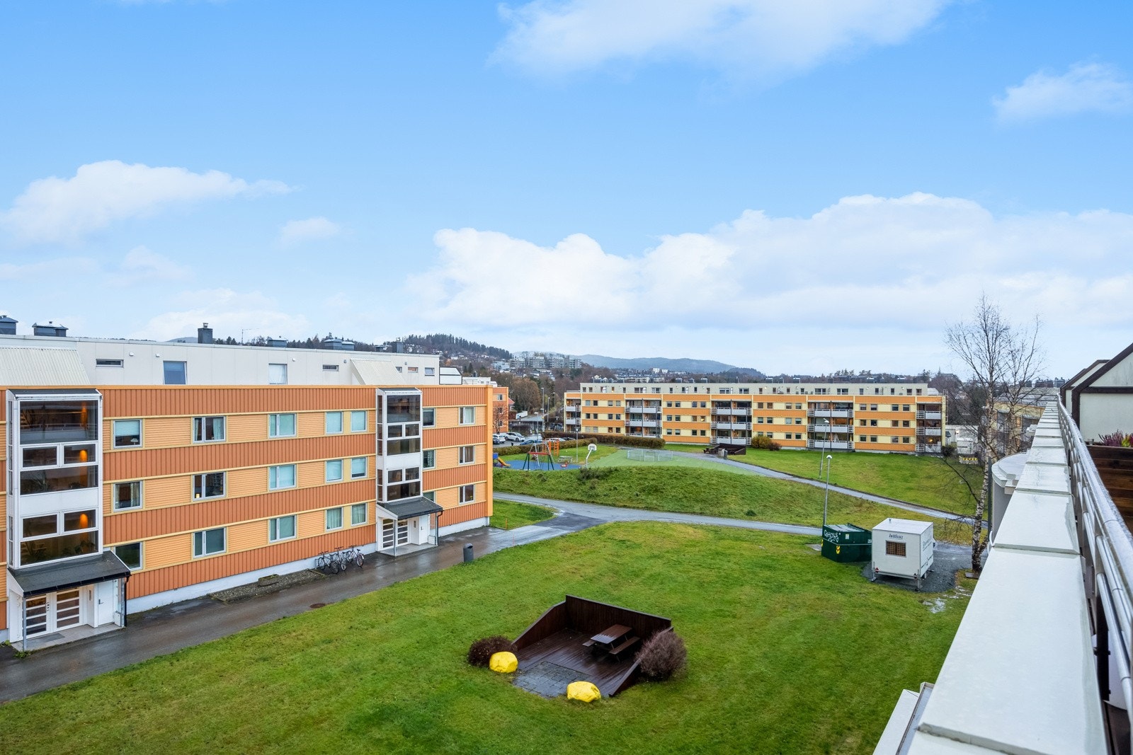 Borettslaget har flotte opparbeidede tun rundt blokkene. Galleribilde