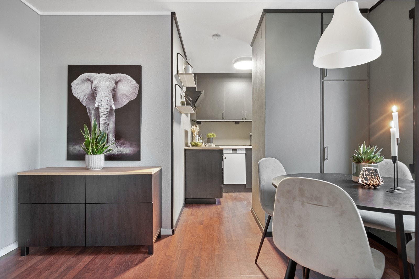 Leiligheten har en praktisk planløsning som gir en behagelig hverdag. Galleribilde