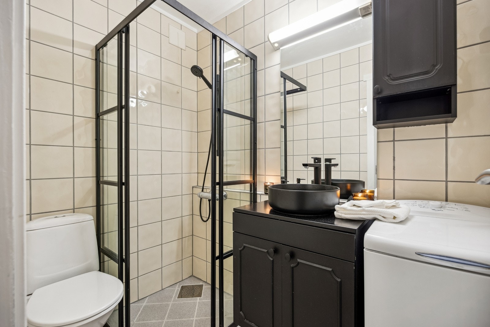 På badet er det flislagte vegger og gulv med varmekabler. Galleribilde