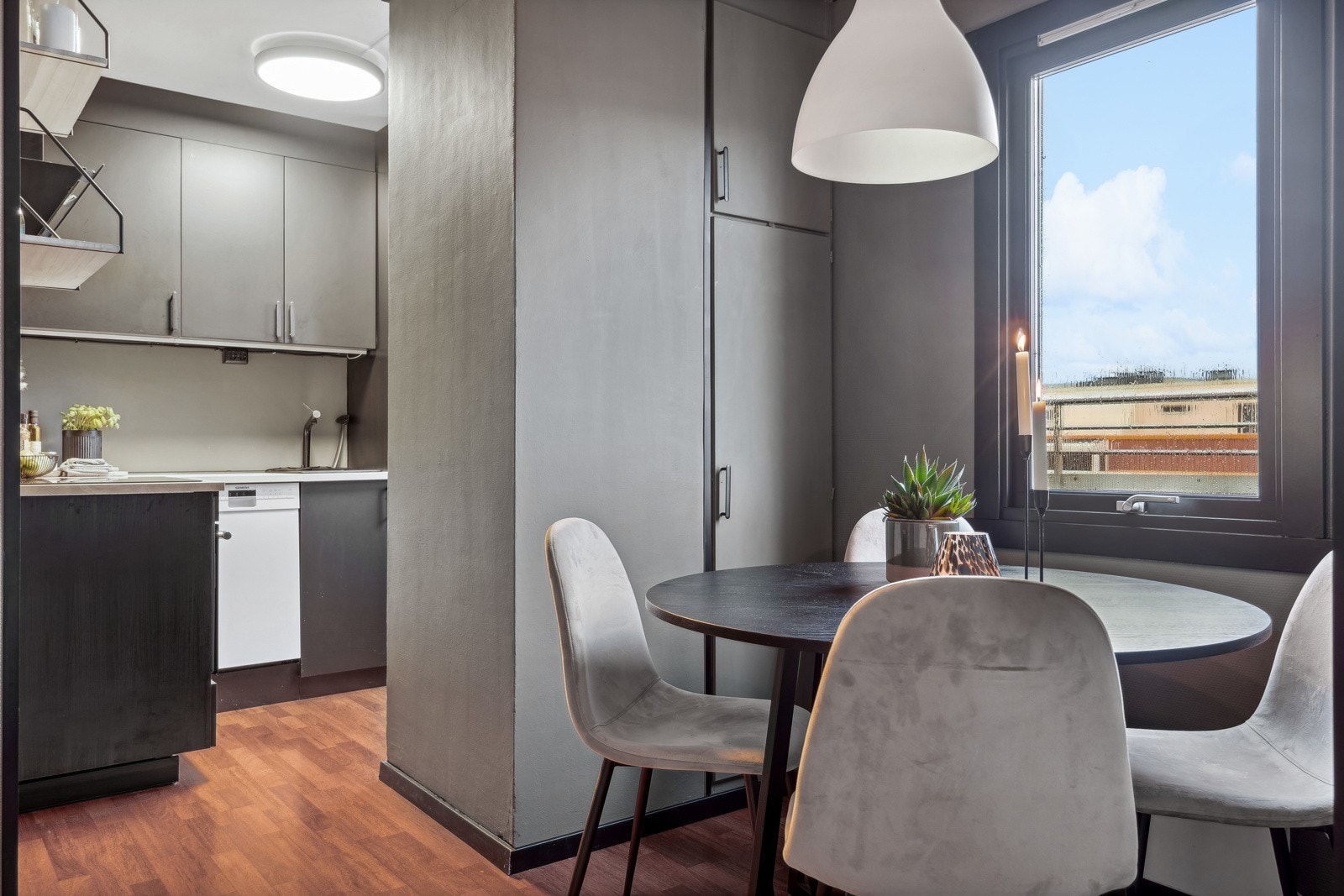 I overgangen stue/kjøkken finner vi rom for en spisegruppe hvor man kan nyte felles måltider. Galleribilde