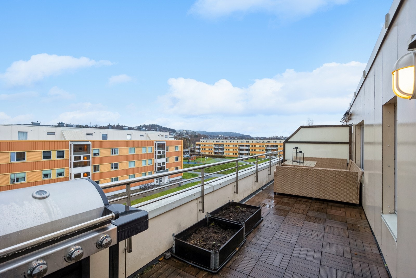 Leiligheten har en fin terrasse på hele 18 kvm. Uteplassen ligger godt til i byggets 4. etasje med lite innsyn. Galleribilde